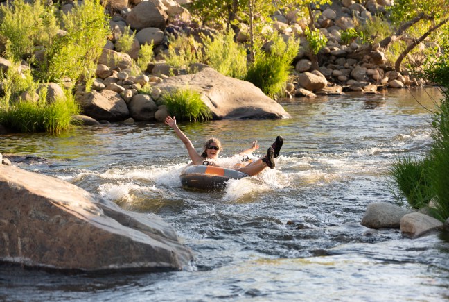 C Hands in the Air Tubing Kern